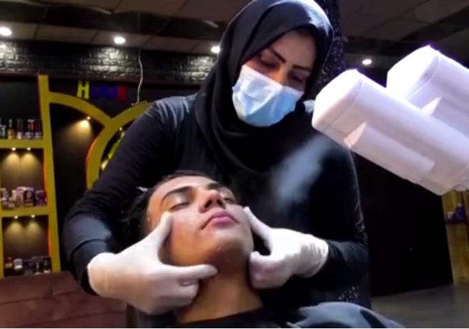 Um Zaenab ketika bekerja di sebuah salon rambut laki-laki di Irak. (Reuters)