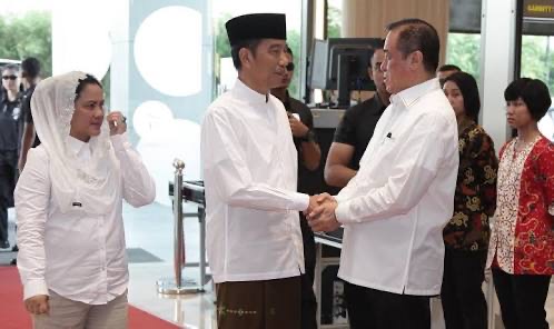 Arif Harsono bersama Presiden Jokowi dan Ibu Negara Iriana. (Foto dokumen)