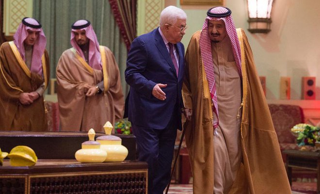 Presiden Palestina, Mahmoud Abbas saat berkunjung kepada Raja Salman bin Abdul Aziz di Riyadh. (Foto: aljazeerah)