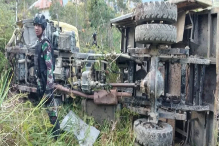 Truk pengangkut personel Yonif 400/R yang terbalik di Kampung Mamba, Distrik Sugapa, Papua, Jumat (11/9), akibat rem blong hingga menyebabkan dua prajurit meninggal. (ANTARA/HO/Penerangan Kogabwilhan III)