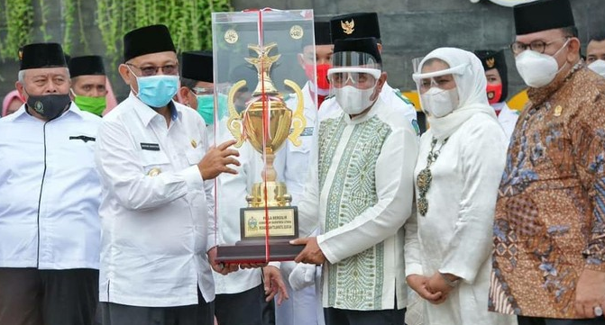 Gubernur Sumut Edy Rahmayadi menyerahkan piala kepada Medan sebagai juara umum MTQ ke-37. (Foto: Instagram @edy_rahmayadi)