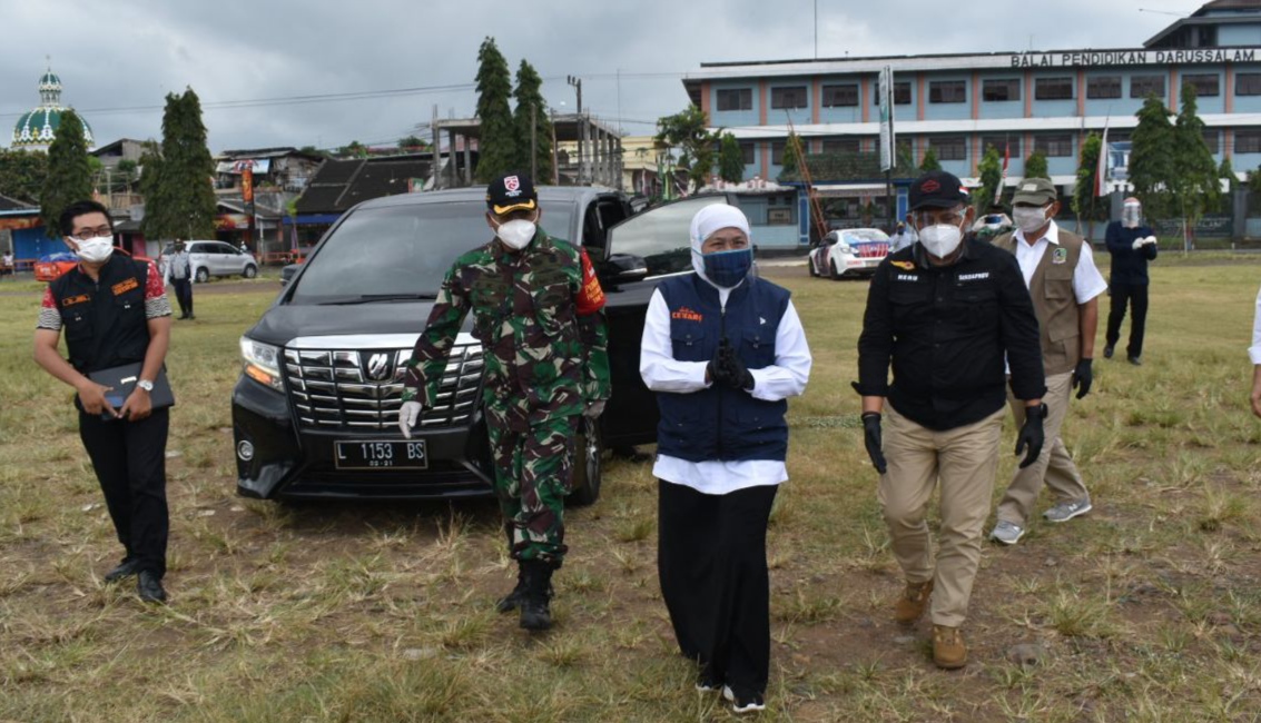Gubernur Jawa Timur Khofifah Indar Parawansa meninjau karantina massal di Pondok Pesantren Darussalam Blokagung beberapa waktu lalu (foto:istimewa)