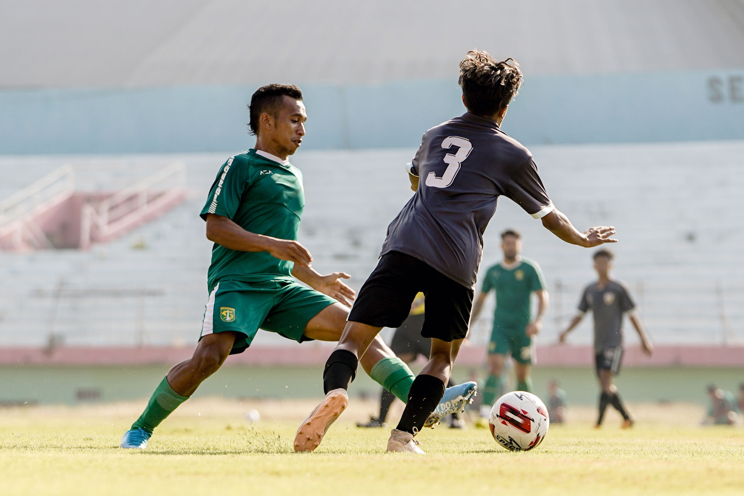 Pemain Persebaya, Irfan Jaya berusaha melewati hadangan pemain Bintang Timur dalam uji coba di Stadion Gelora Delta, Sidoarjo, Sabtu 12 September 2020. (Foto: Official Persebaya)