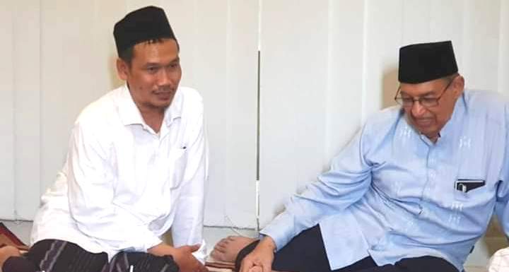 Gus Baha' ketika santai bersama Prof M Quraish Shihab di Jakarta. (Foto:Istiemwa)