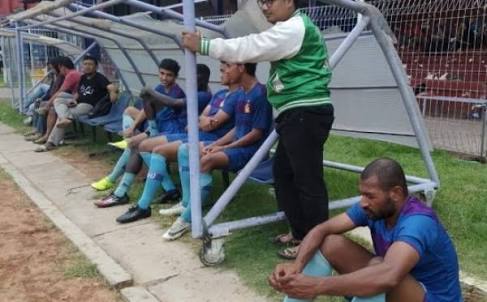 Pemain Persik Kediri Andri Ibo (duduk di bawah) terkonfirmasi positif Covid-19. (Foto: Fendhy Plesmana/Ngopibareng.id)