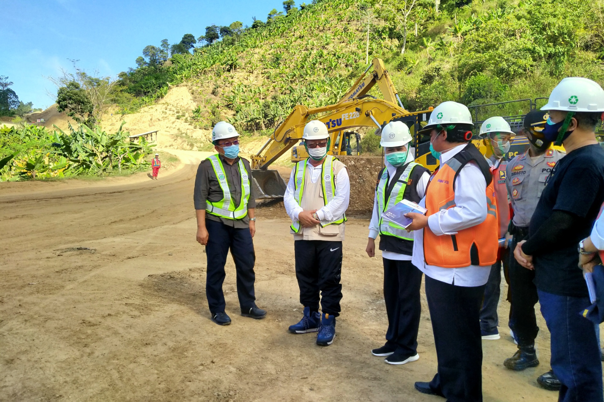 Gubernur Jawa Timur, Khofifah Indar Parawansa (tengah) melakukan peninjauan pembangunan JLS di titik Pantai Klatak, Tulungagung, Minggu 13 September 2020. (Foto: Fariz Yarbo/Ngopibareng.id) 