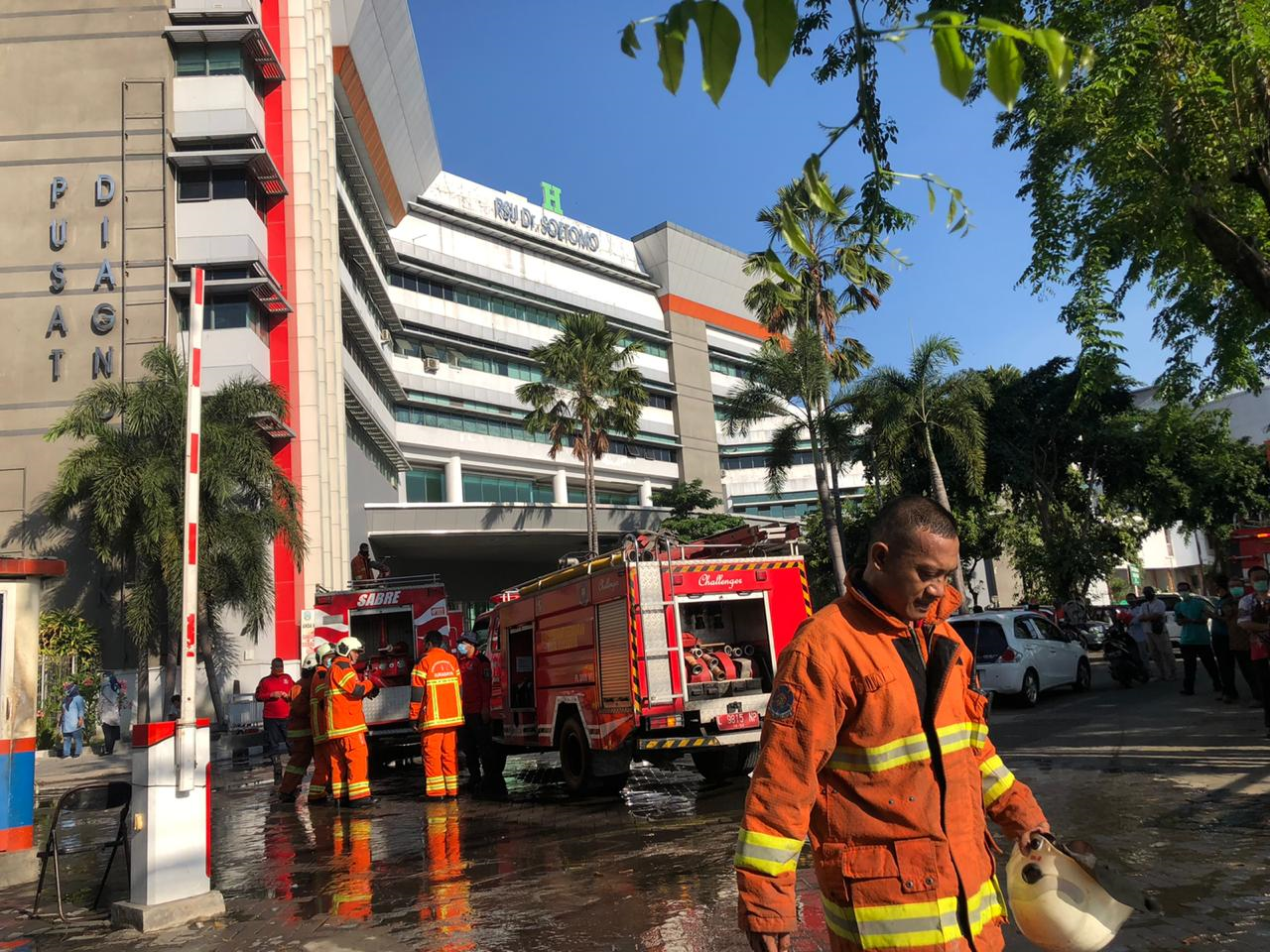 Suasana proses pemadaman api di RSUD Dr. Soetomo Surabaya. Siang tadi, sekitar 15.00 WIB kebaran terjadi di Gedung H di rumah sakit terbesar di Indonesia Timur ini. (Foto: Andhika Dwi/Ngpobareng.id