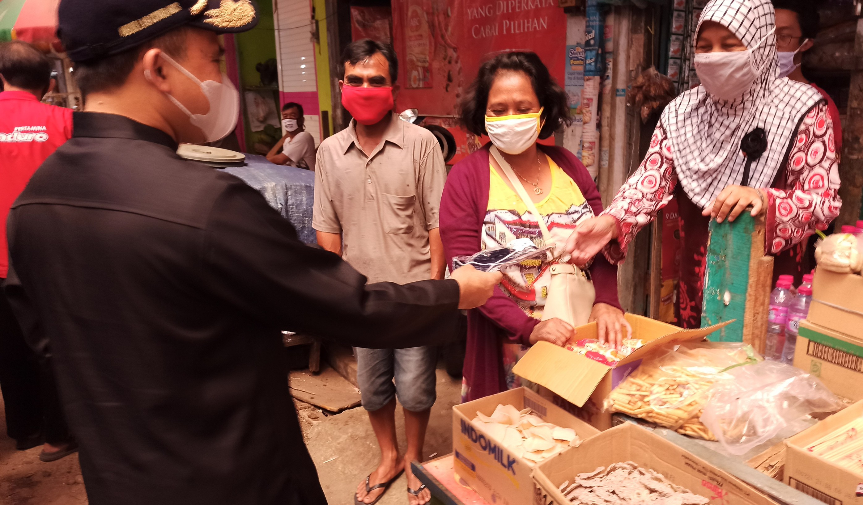 Bupati Banyuwangi Abdullah Azwar Anas menyerahkan masker kepada masyarakat di Pasar Induk Banyuwangi (Foto: Muh Hujaini/ngopibareng.id)