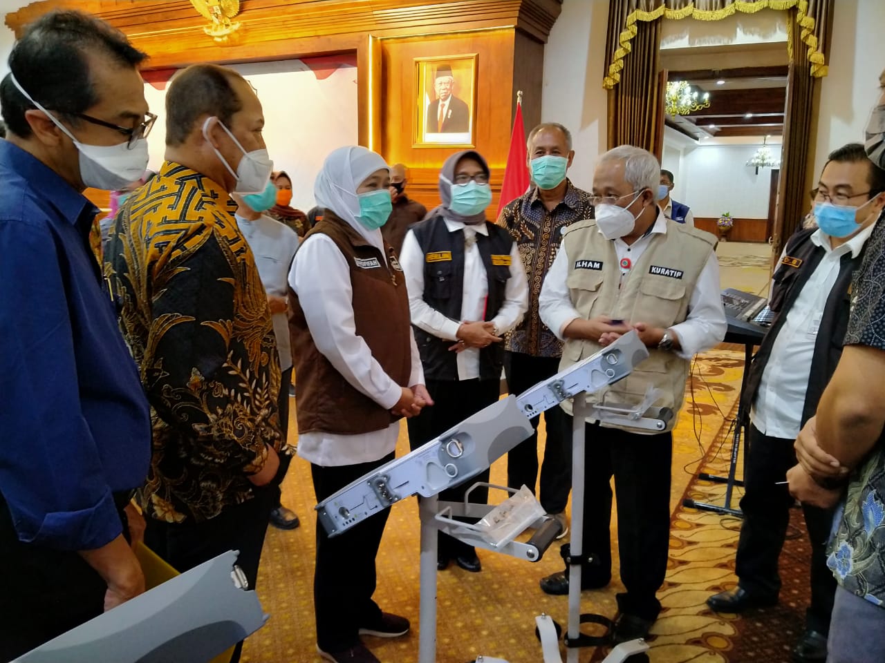 Gubernur Jatim, Khofifah Indar Parawansa melihat ventilator yang diberikan oleh Kemenkes RI di Gedung Negara Grahadi, Surabaya, Selasa 15 September 2020. (Foto: Fariz Yarbo/Ngopibareng.id)