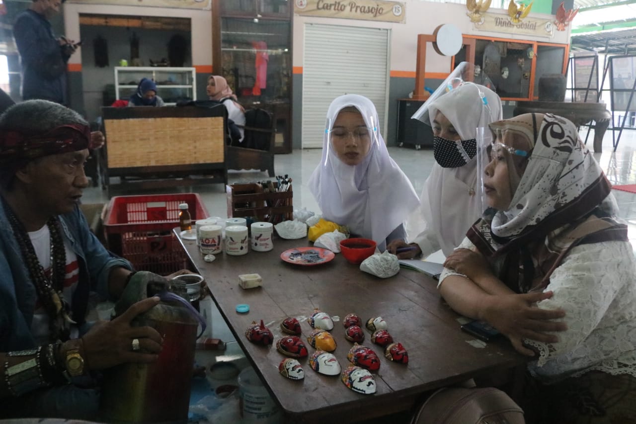 Seniman Malang, Djoko Rendy saat mengajarkan guru PAUD membuat cokelat Topeng Malangan (Foto: Lalu Theo/ngopibareng.id)