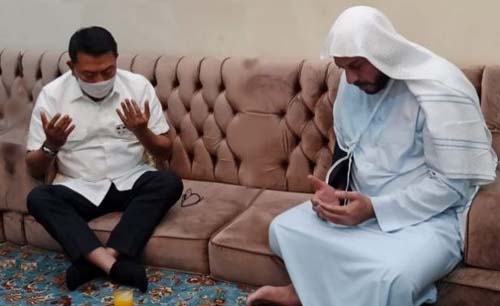 Moeldoko menjenguk  Syekh Ali Jaber di di Pulogadung, Jakarta Timur, Selasa.. Moeldoko janji aparat akan usut tuntas kasus penyerangan ini. (Foto:Antara)