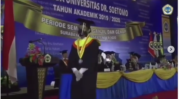Tangkapan layar wisudawan Universitas Dr. Soetomo (Unitomo) Surabaya yang 'menggila' ketika diminta rektornya ngedance. (Foto: Instagram)