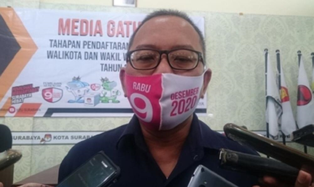 Anggota KPU Surabaya, Soeprayitno, saat memberikan keterangan soal pemeriksaan kesehatan bakal pasangan calon walikota dan wakil walikota Machfud Arifin dan Mujiaman, Selasa 15 September 2020. (Foto: Istimewa)