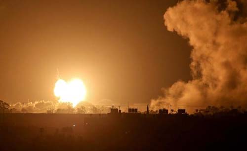 Asap dan api terlihat setelah serangan udara Israel di Jalur Gaza selatan, Palestina, Rabu dini hari. (Foto: Reuters)