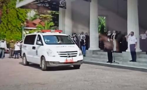 Gubernur Anies Baswedan (paling kanan) melepas jenazah Sekdaprov DKI Saefullah di lobi Balai Kota Jakarta, Rabu siang.  (Foto:Istimewa)