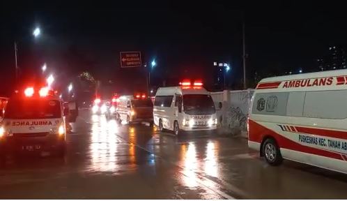Ambulans mengantre untuk mengantarkan pasien Covid-19 di RSD Wisma Atlet, Selasa, 15 September 2020 malam. (Foto: Tangkapan layat YouTube)