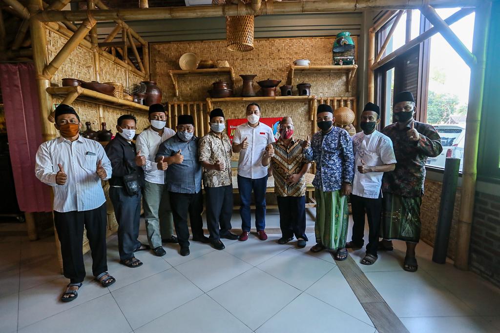 Ketua Ikatan Keluarga Alumni Pesantren Tebuireng (Ikapete) Surabaya, Mas In’ami Abdul Jalil ketika bertemu dengan Eri Cahyadi. (Foto: TIm EC-AR/ngopibareng.id)