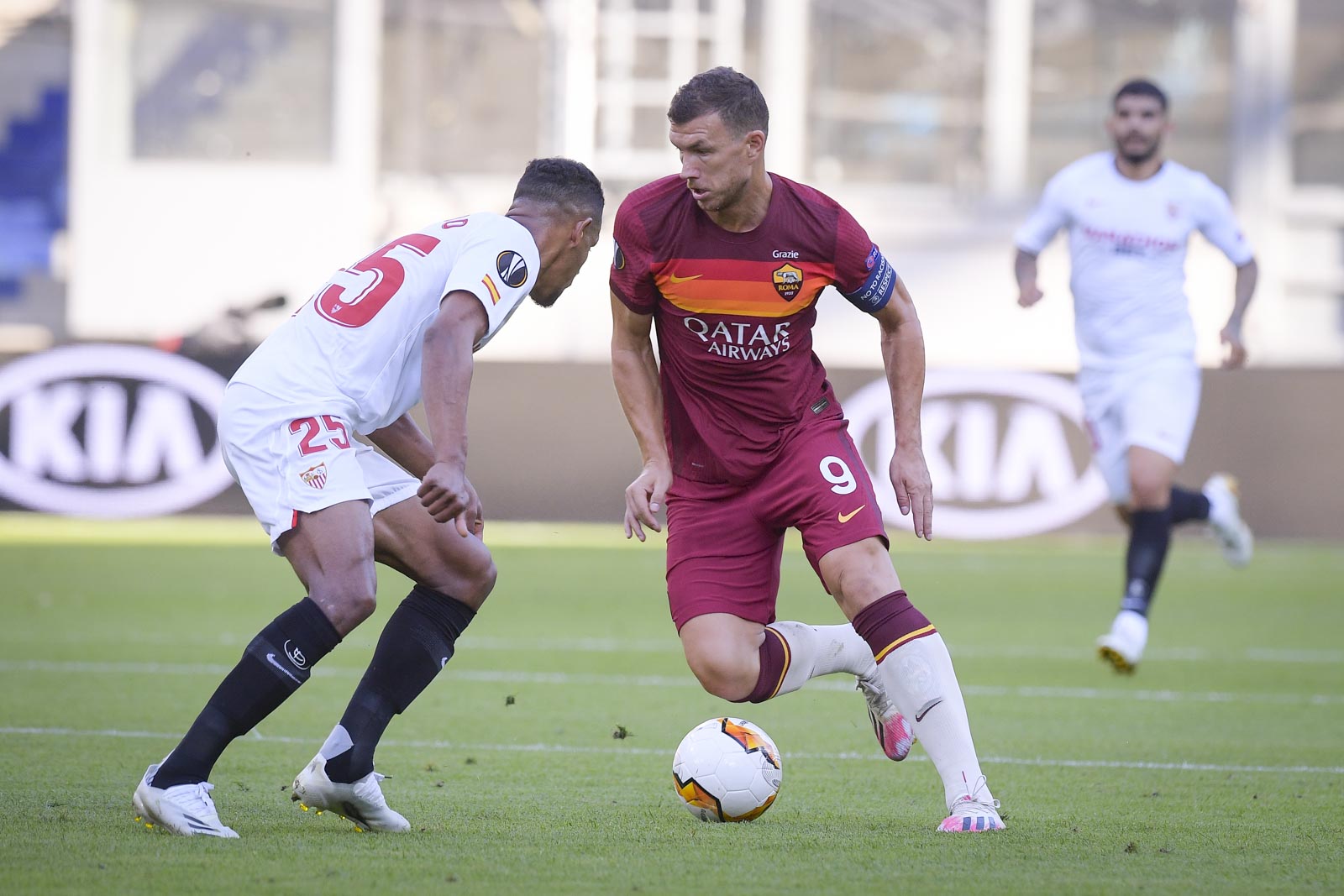 Kapten AS Roma Edin Dzeko ketika membela AS Roma di Serie A 2019/2020. (Foto: Twitter/@ASRomaEN)