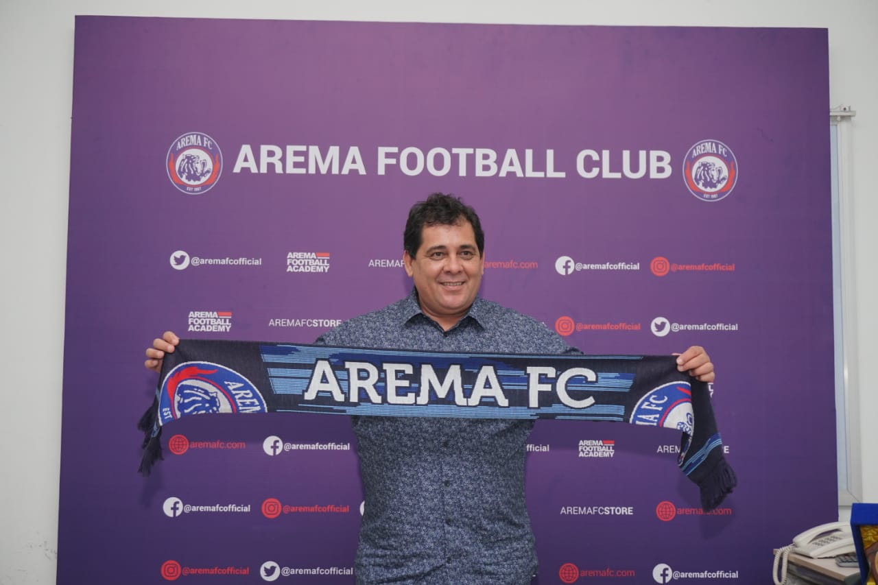 Pelatih Kepala baru Arema FC, Carlos Oliveira saat berada di Kantor Arema FC (Foto: istimewa)