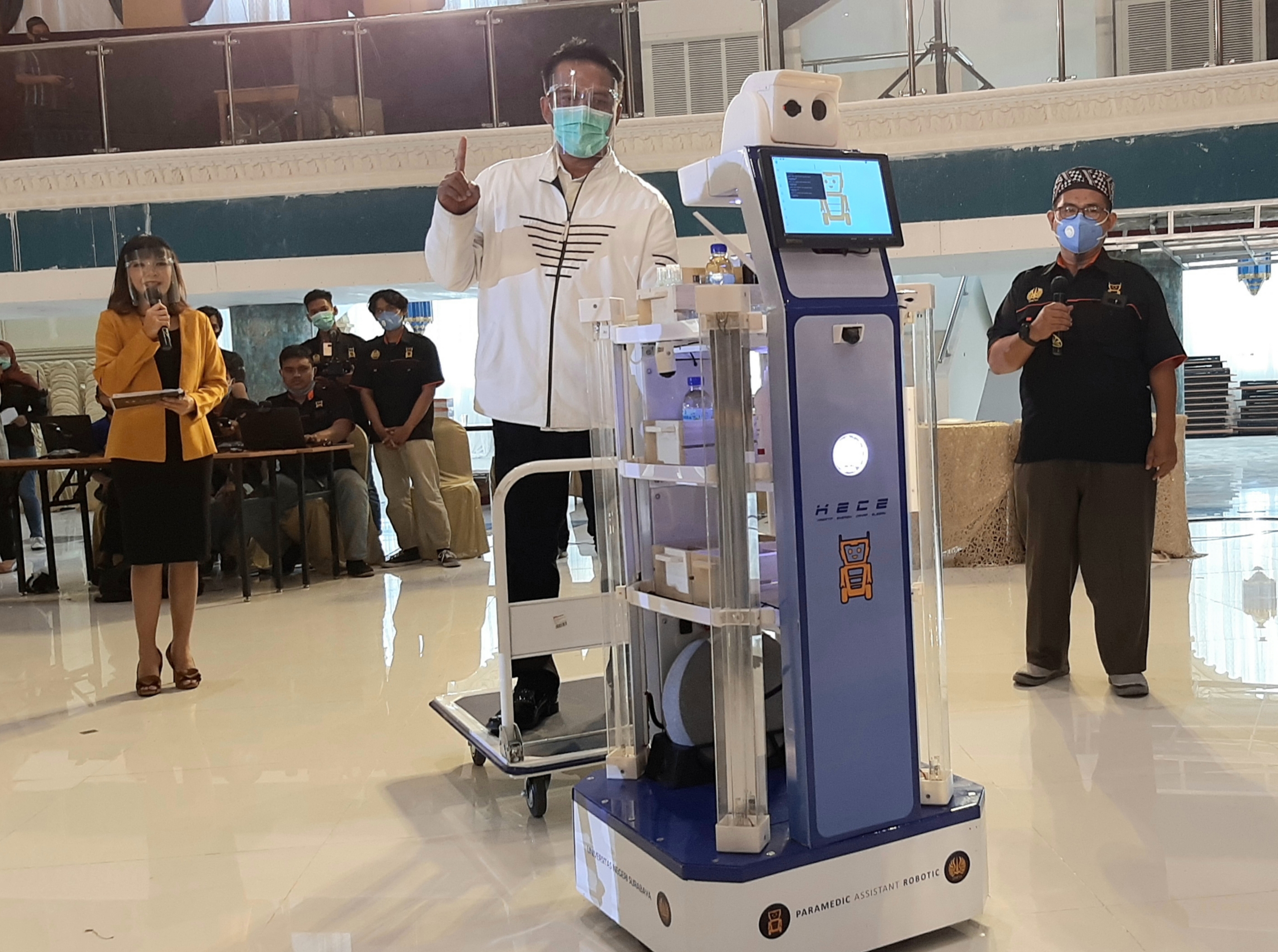 Rektor Unesa Prof. Nurhasan saat mencoba fitur-fitur terbaru Robot Kece Generasi Kedua. (Foto: Pita Sari/Ngopibareng.id)