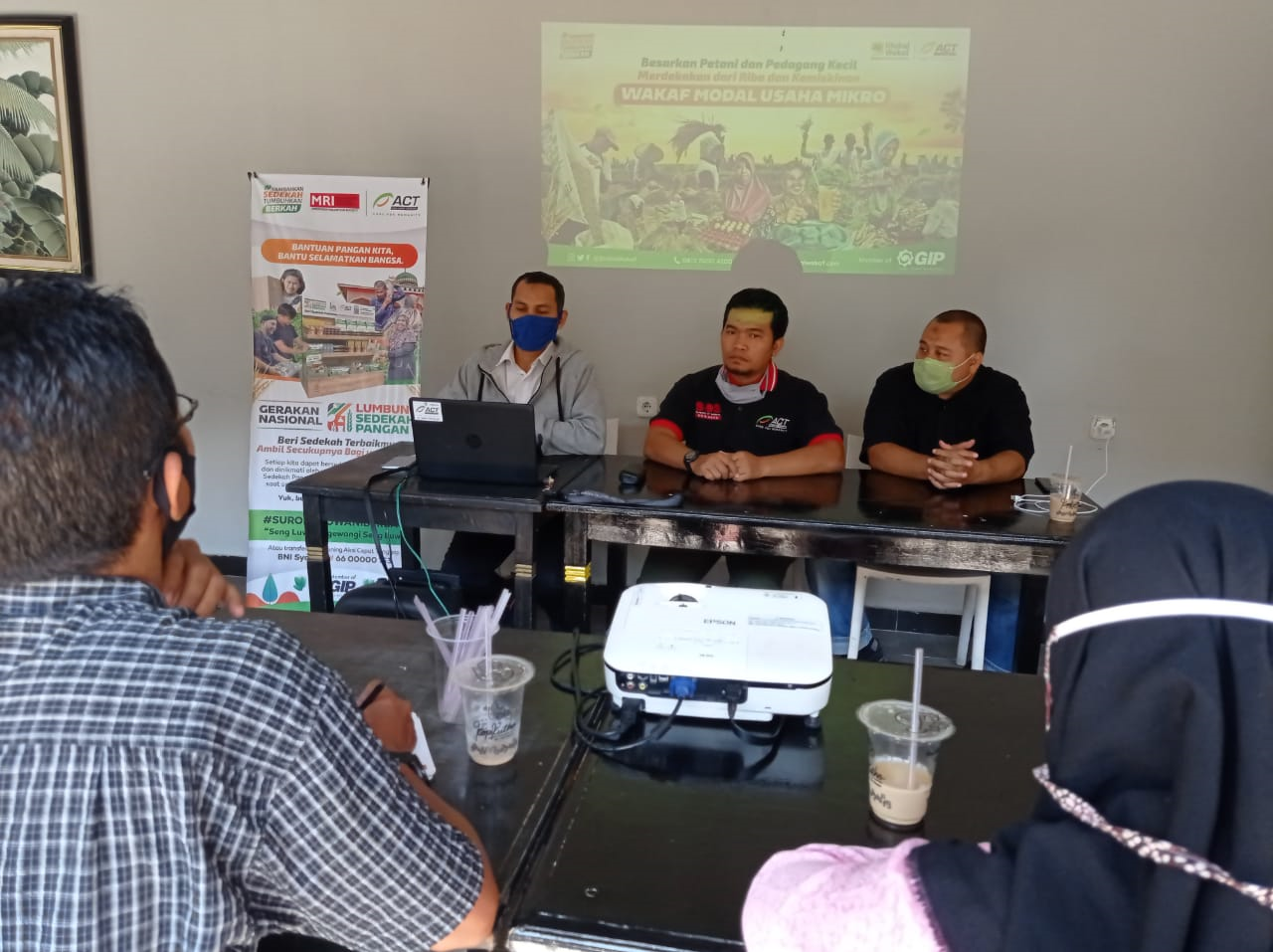 Pengurus ACT Jawa Timur sedang menerangkan Program Wakaf Usaha MIkro. (Foto: Istimewa)