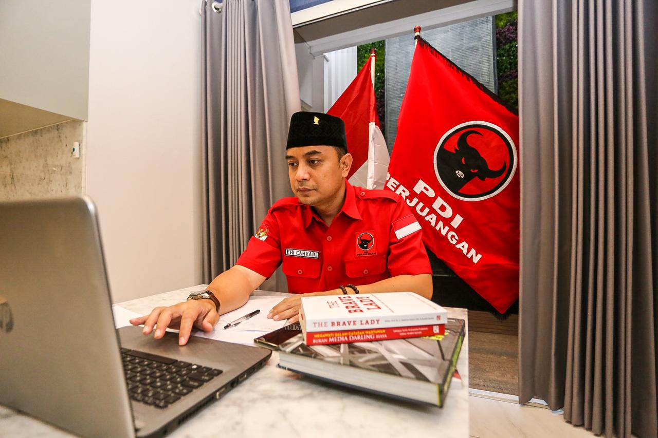 Eri Cahyadi ketika mengikuti sekolah online Cakada PDI PErjuangan. (Foto: Tim Eri Cahyadi)