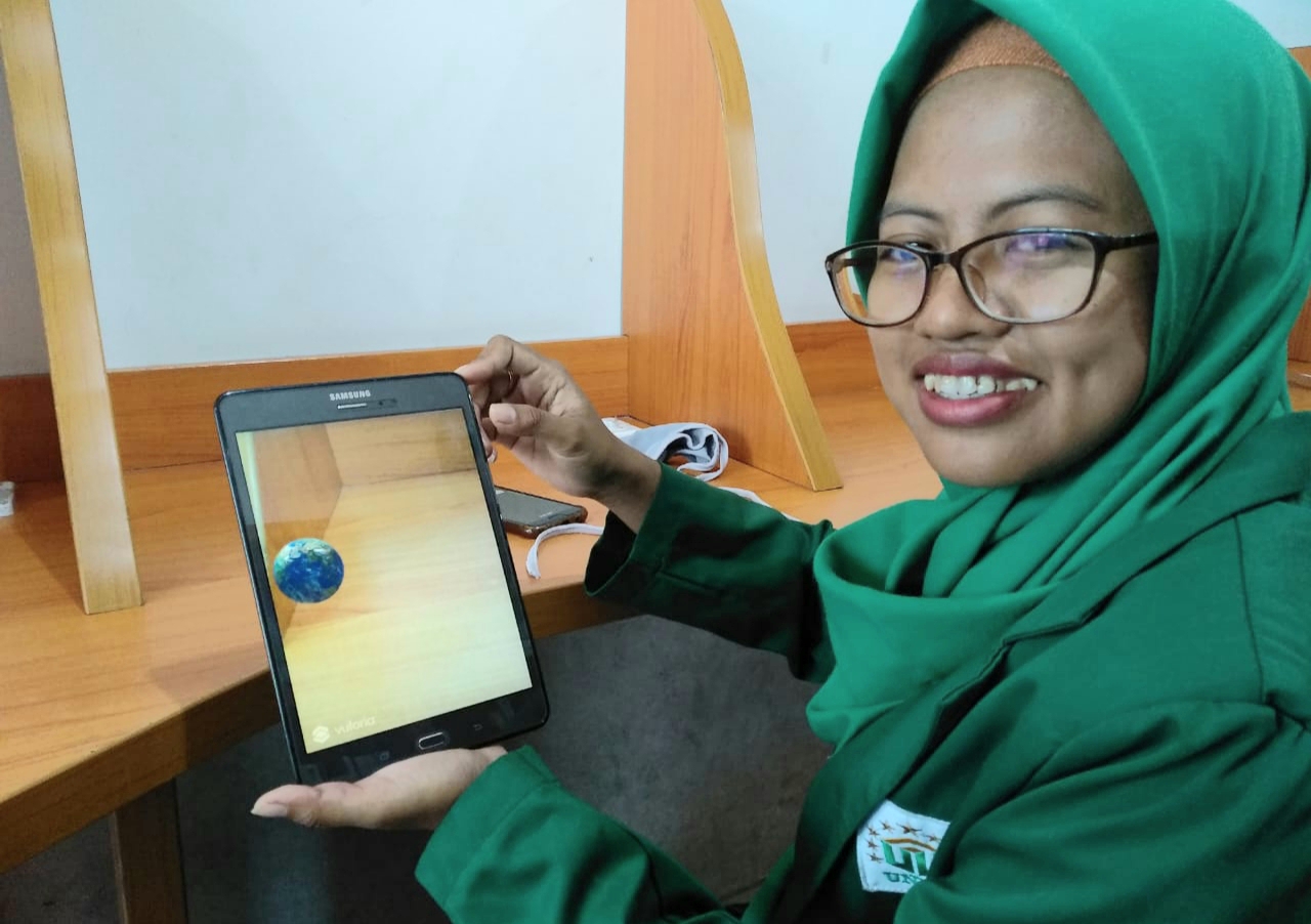 Fauziah, perwakilan tim mahasiswa Unusa yang membuat aplikasi AR tata surya tiga dimensi. (Foto:istimewa)