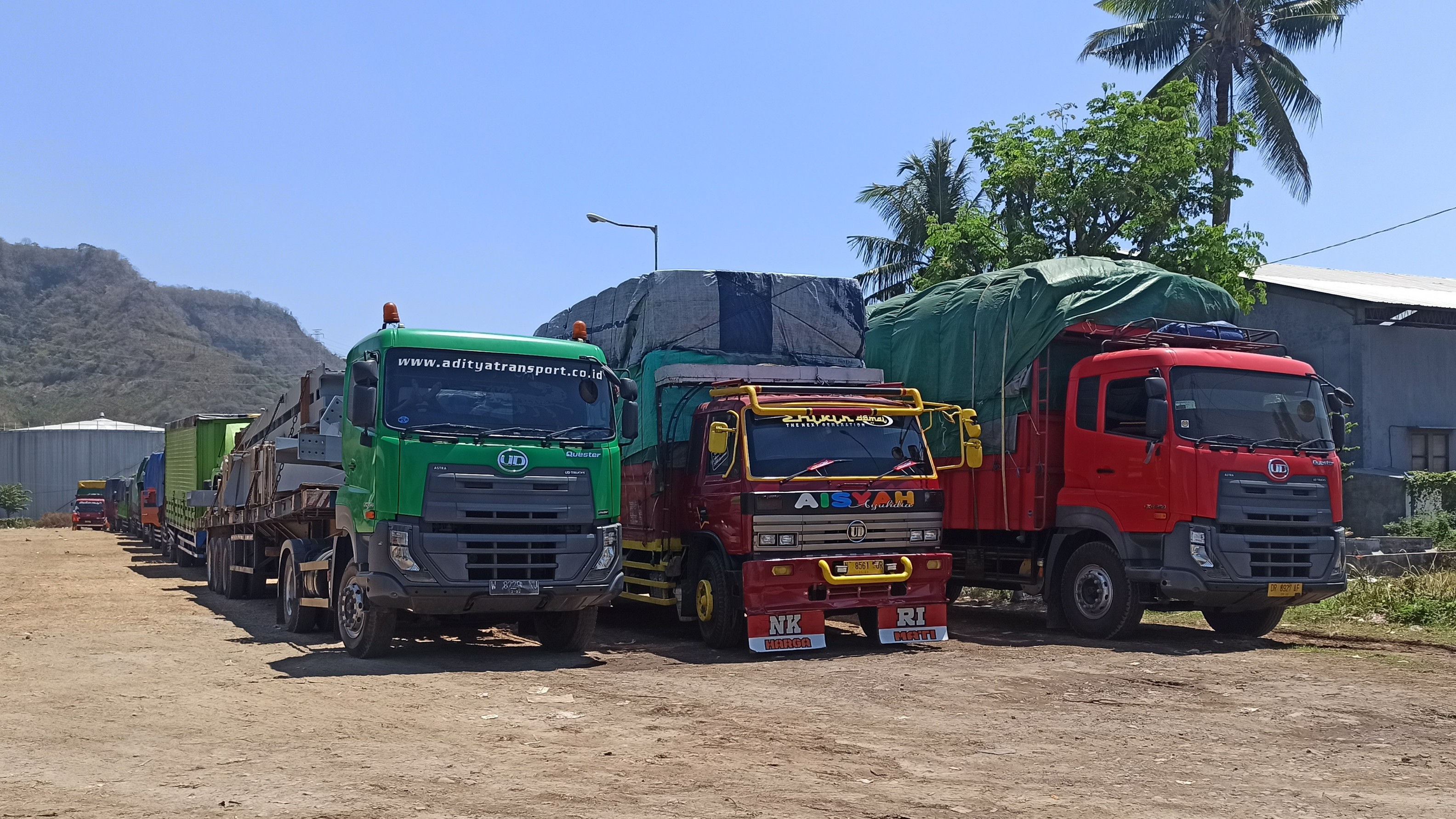 Antrean truk yang akan menyeberang ke Pelabuhan Lembar melalui Pelabuhan Tanjungwangi, Banyuwangi, Jawa Timur. (Foto: Muh Hujaini/Ngopibareng.id)
