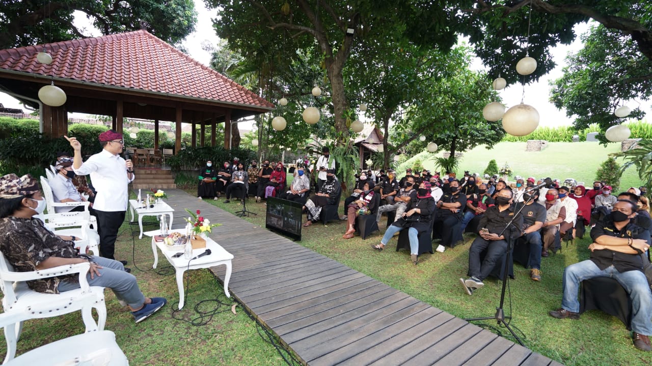 Bupati Banyuwangi Abdullah Azwar Anas bertemu dengan komunitas seniman dan budayawan. (Foto: Istimewa)