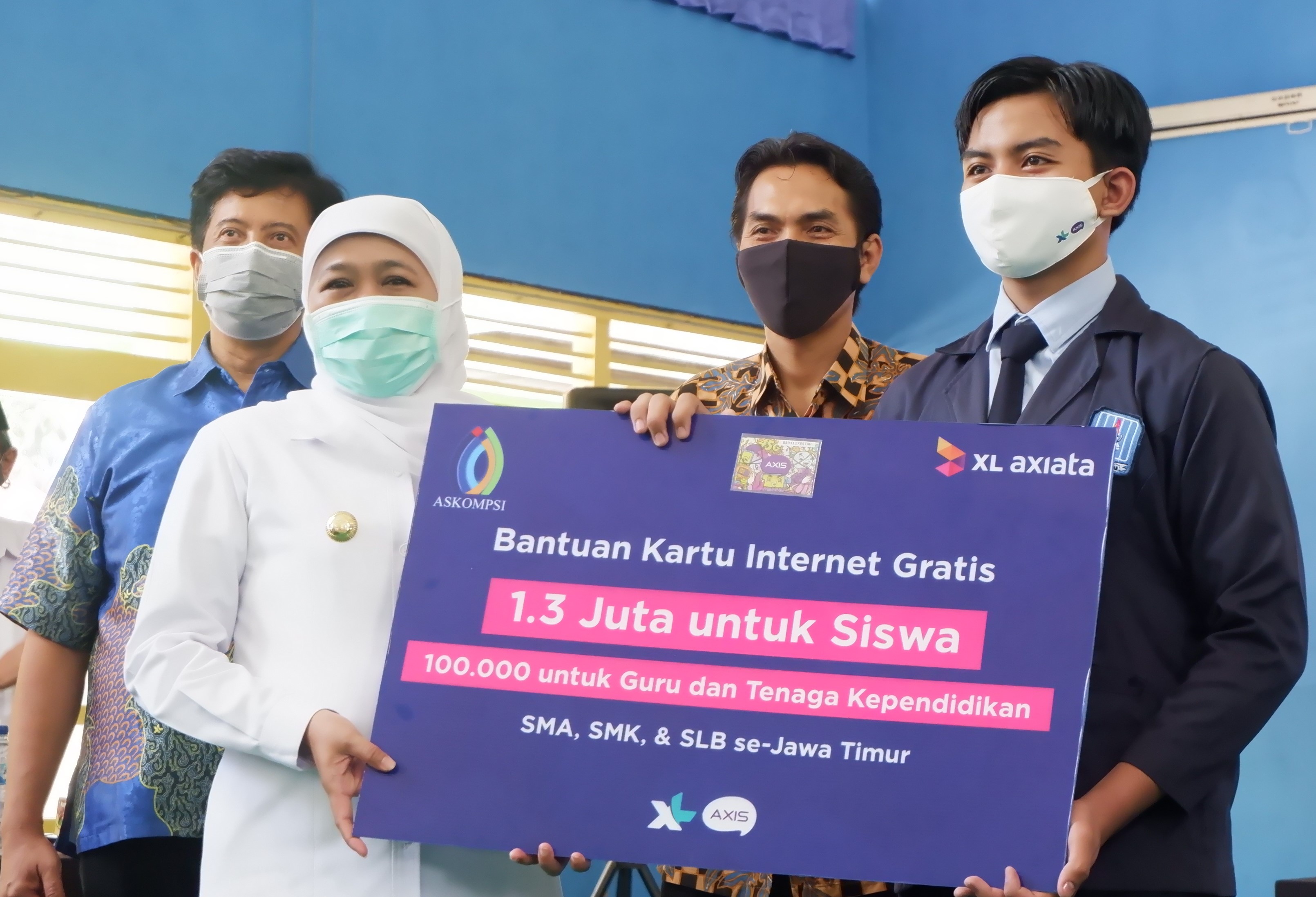 Gubernur Jatim, Khofifah Indar Parawansa, menyerahkan bantuan kartu internet gratis kepada siswa di SMAN 2 Mejayan, Madiun, Jumat 18 September 2020.. (Foto: Istimewa)