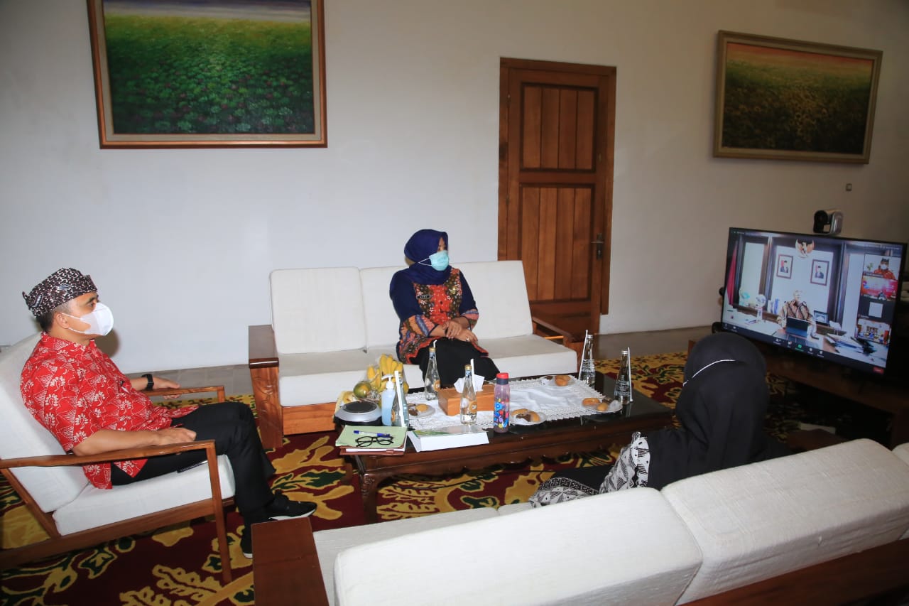 Bupati Banyuwangi Abdullah Azwar Anas mengikuti penyerahan penghargaan Natamukti secara online (Foto:Istimewa)