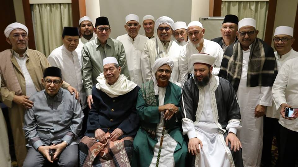 Prof M Quraish Shihab bersama kaum Habaib, di antaranya, Habib Umar bin Hafidz. (Foto: istimewa)