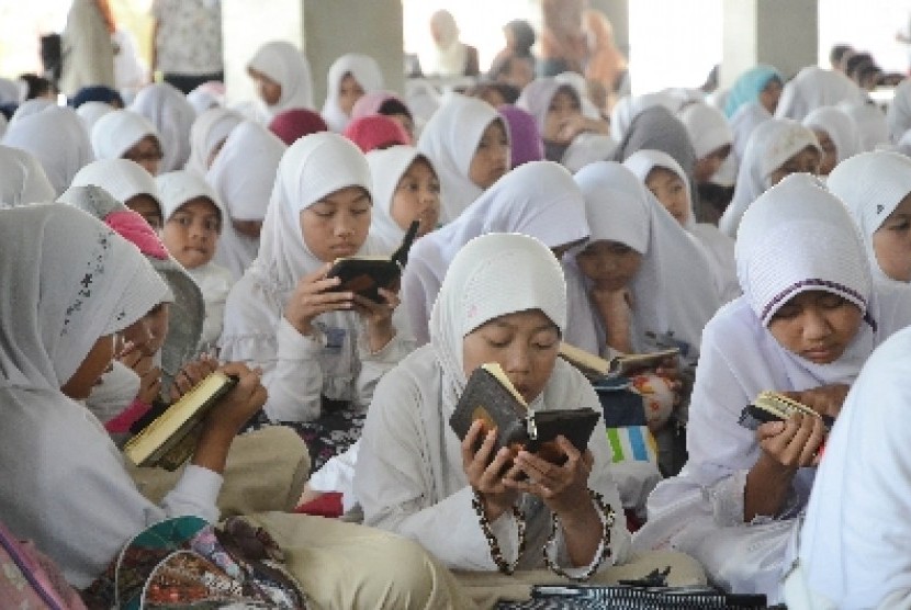 Aktivitas mengaji Al-Quran di pesantren dan rumah-rumah di Nusantara. (Foto: Istimewa)