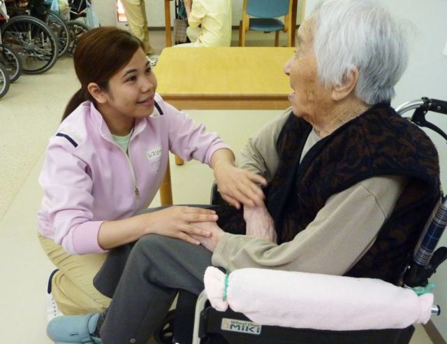 Ilustrasi caregiver untuk lansia di Jepang. (Foto: via www.japantimes.co.jp)
