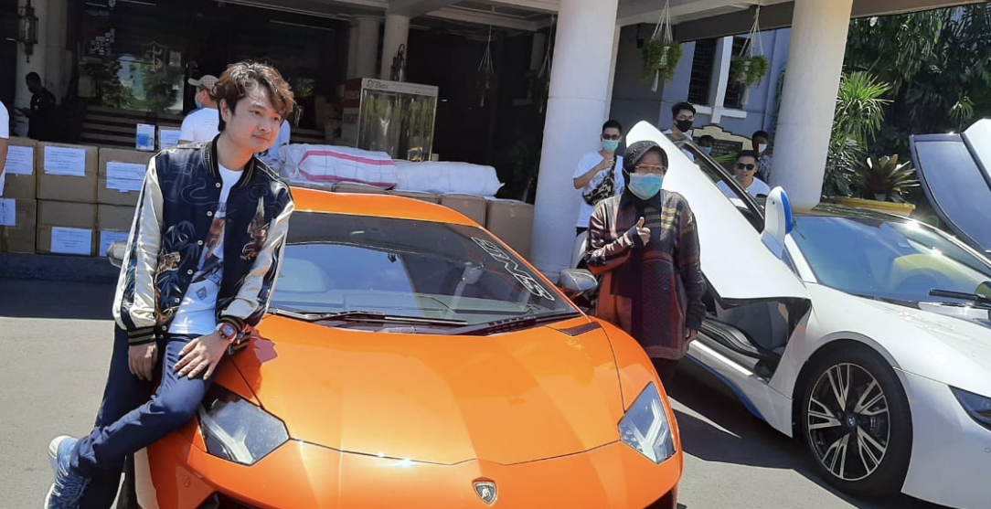 Tri Rismaharini usai menaiki salah satu mobil sport milik anak crazy rich Surabaya. (Foto: Andhy Dwi/Ngoibareng.id)