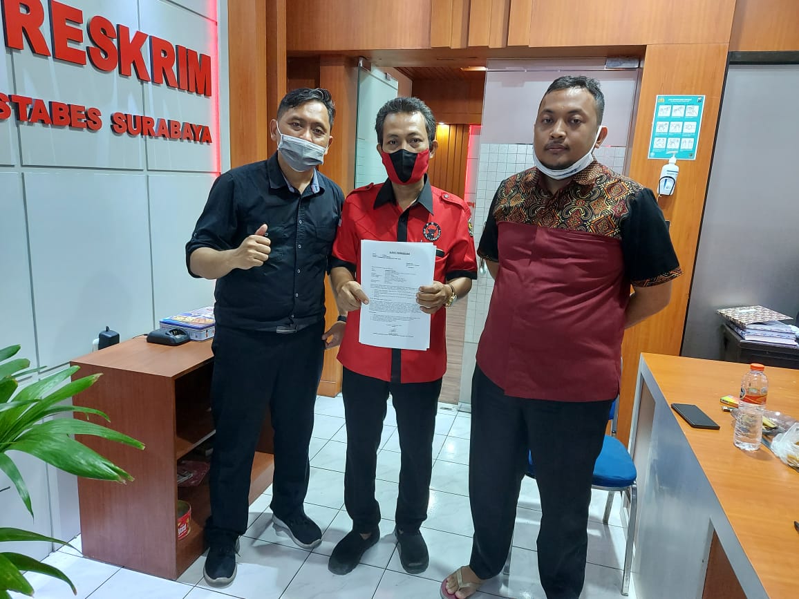 Arif Budi Santoso dan Kongko Windani saat melapor ke Polrestabes Surabaya. (Foto: Dok. PDI Perjuangan/Ngopibareng.id)