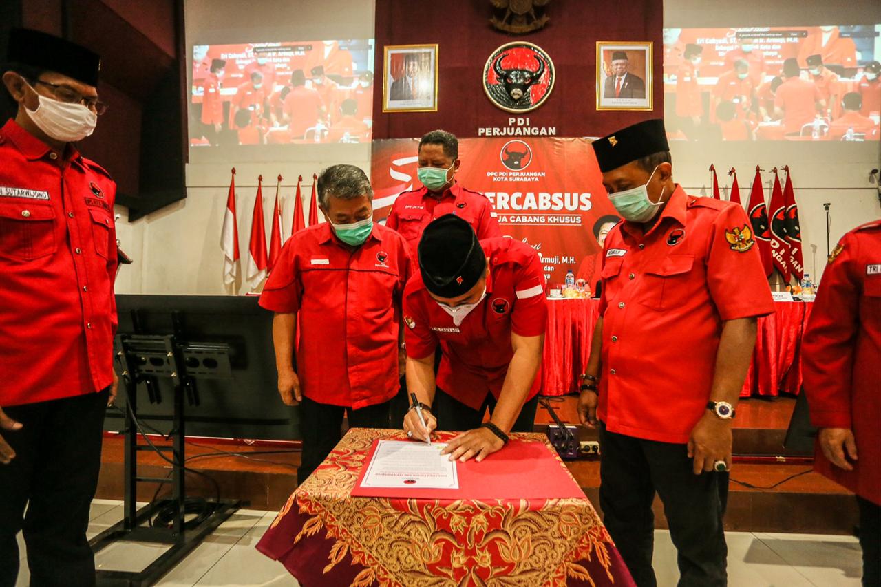 Eri-Armuji menandatangani komitmen politik melanjutkan program Walikota Surabaya Tri Rismaharini di Rakercabsus PDIP Surabaya, Sabtu 20 September 2020. (Foto: Alief Sambogo/Ngopibareng.id)