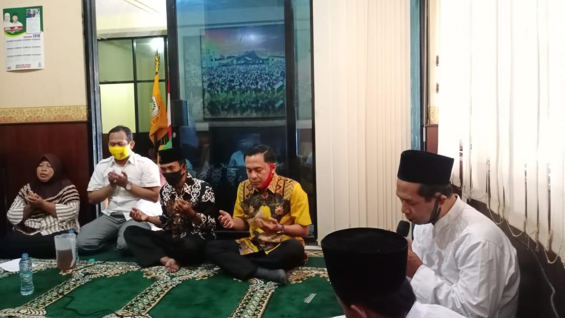 Ketua DPD  Golkar Surabaya, Arif Fathoni ketika mengikuti khotmil Quran di Kantor DPD Golkar Surabaya, Jalan Adityawarman.