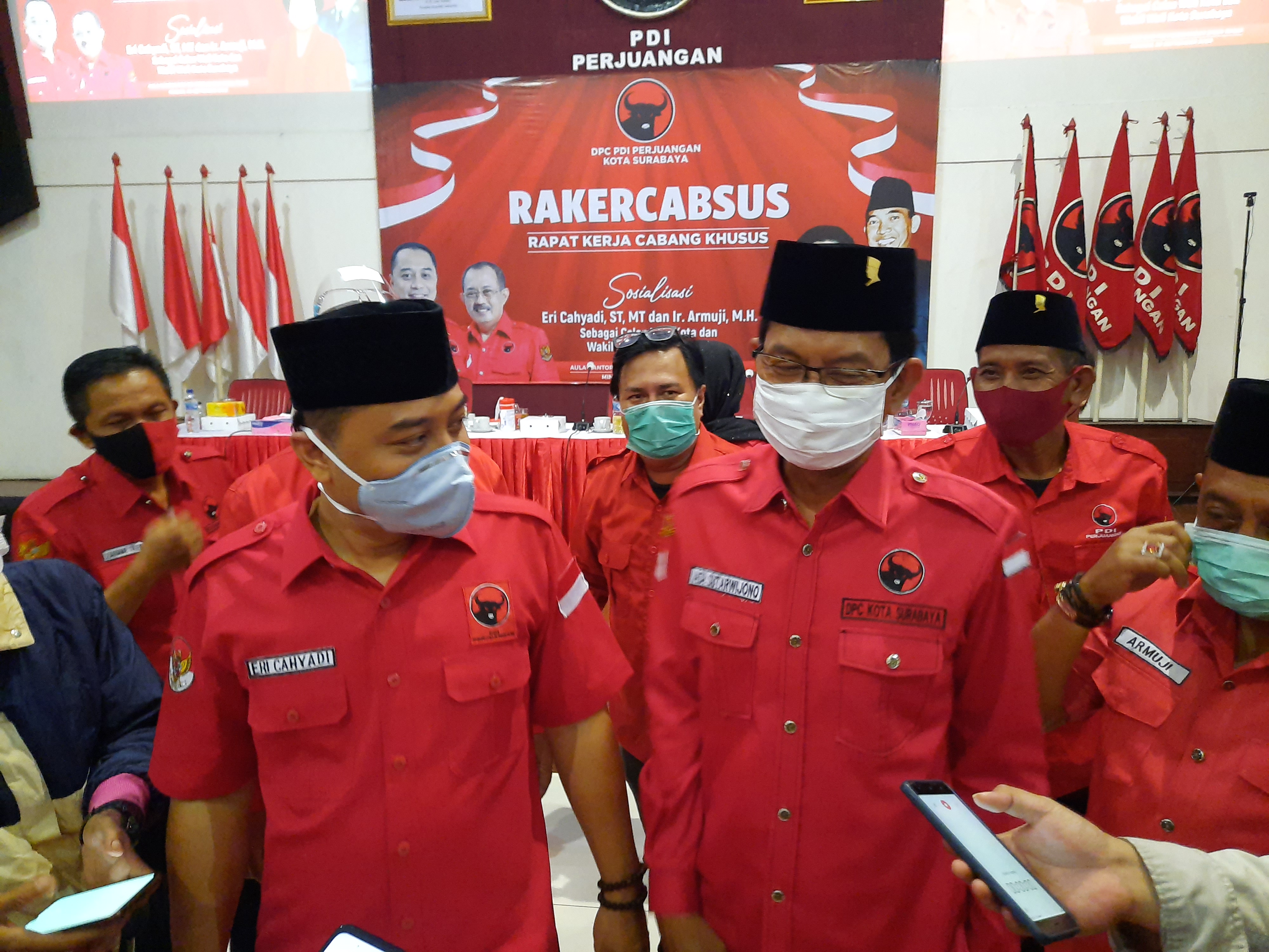 Ketua DPC PDI Perjuangan Kota Surabaya Adi Sutarwijono dan Eri Cahyadi memberikan keterangan kepada wartawan usai Rakercabsus PDI Perjuangan, Sabtu 20 September 2020. (Foto: Alief Sambogo/Ngopibareng.id)