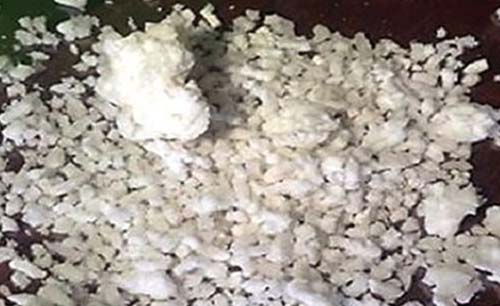 Bantuan beras yang diterima warga di Cianjur tercampur plastik.. (Foto:Merdeka)