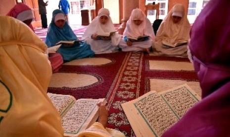 Para Muslimah sedang mengaji Al-Quran, untuk menjaga kesucian Kita Suci. (Foto: Istimewa)