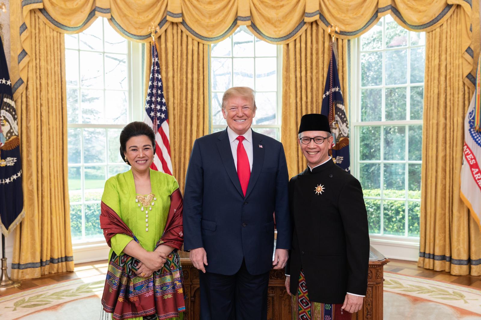Duta Besar Luar Biasa dan Berkuasa Penuh (LBBP) Republik Indonesia M Lutfi bersama istereri diterima Presiden AS Donald Trump di Gedung Putih, Washington.(Foto: Official White House)