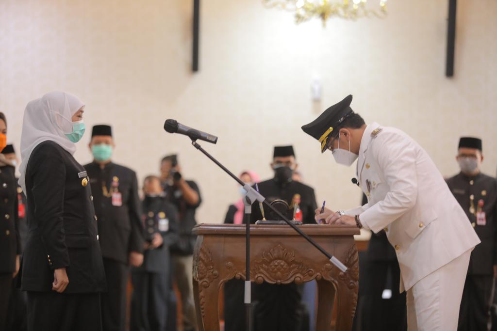 Walikota Pasuruan, Raharto Teno Prasetyo menjalani proses pelantikan di Gedung Negara Grahadi, Surabaya, Senin 21 September 2020. (Foto: Istimewa)