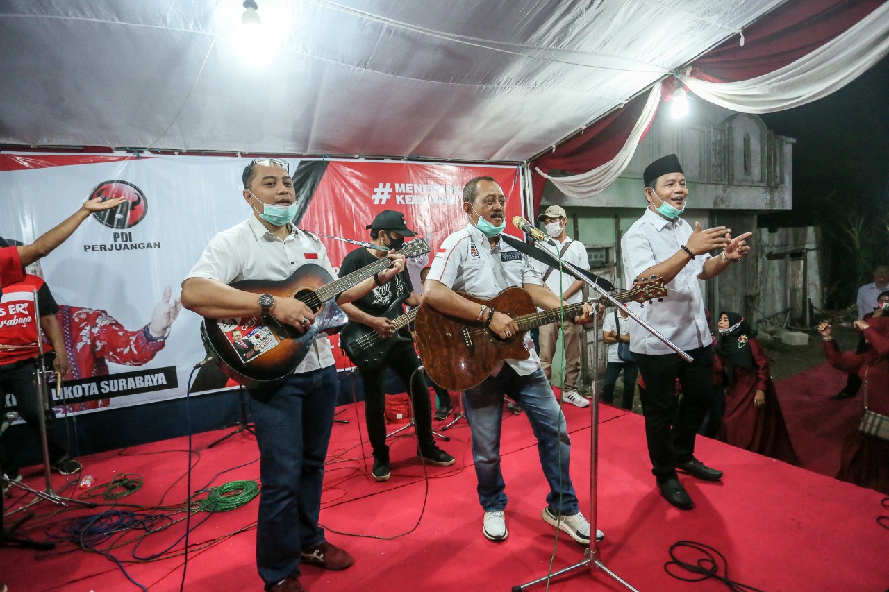 Eri Cahyadi dan Armuji bermain gitar di depan konstituen Syaifuddin Zuhri. (Foto: PDI Perjuangan)