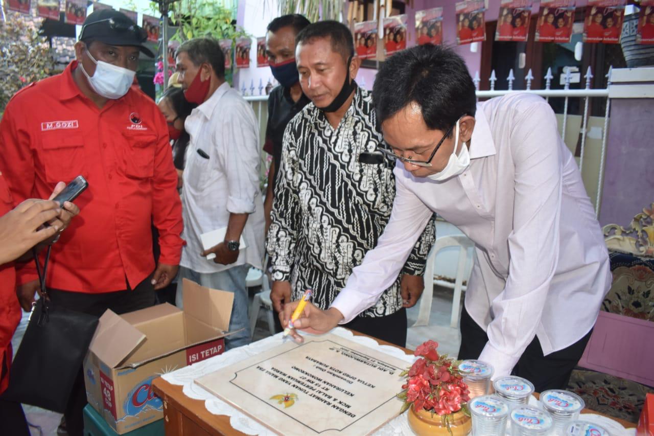Peresmian Balai RT dan MCK di Kelurahan Wonokromo oleh Ketua DPRD Kota Surabaya, yang juga Ketua DPC PDI Perjuangan (PDIP) Kota Surabaya, Adi Sutarwijono. (Foto: PDIP/Ngopibareng.id)