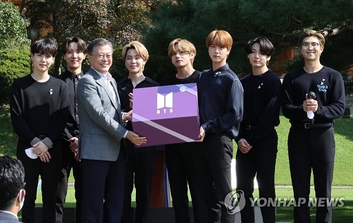 Penampilan BTS diperingatan pertama Hari Pemuda Nasional Korea Selatan, Sabtu 19 September 2020, bersama Presiden Korea Selatan Moon Jae In. (Foto: Yonhap News)