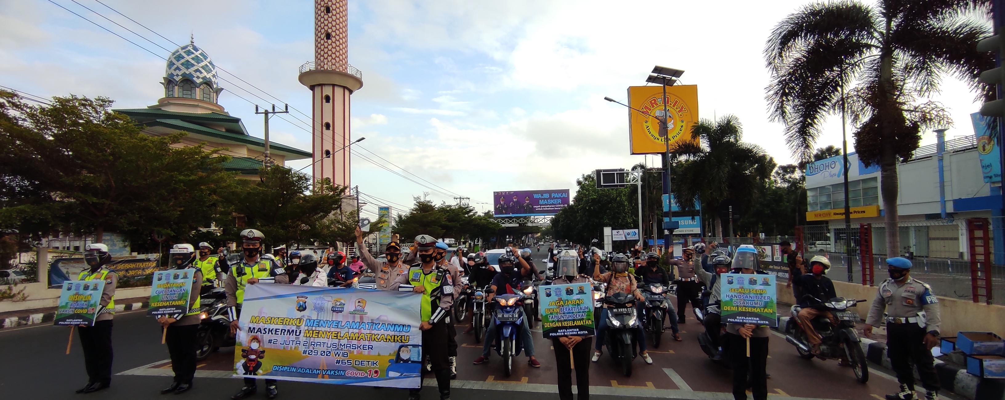 Kapolres Kediri Kota, AKBP Miko Indrayana saat memimpin pembagian dua juta masker kepada warga Kediri di Jalan Panglima Sudirman, Selasa, 22 September 2020. (Foto: Fendhy Plesmana/Ngopibareng.id)