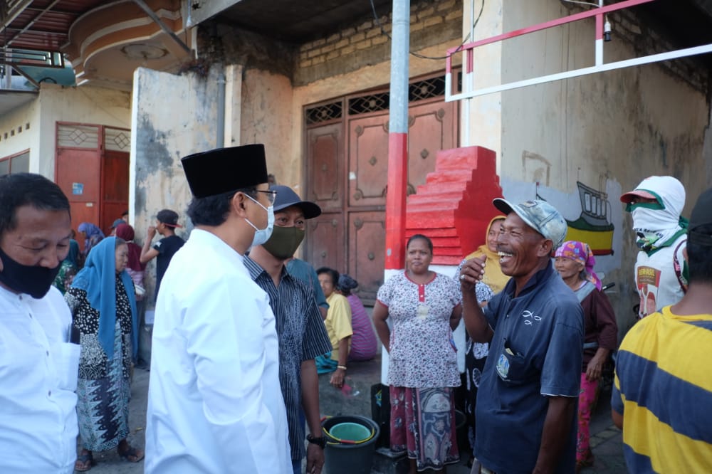 Calon Walikota Pasuruan Saifullah Yusuf (Gus Ipul) saat blusukan ke kampung nelayan Kota Pasuruan. (Foto: Ngopibareng.id)