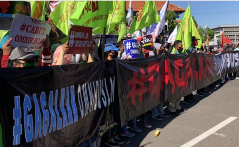 Ilustrasi protes ratusan buruh menolak RUU Omnibus Law di DPRD Jawa Timur,, pada Selasa, 25 Agustus 2020 (Andhi Dwi/ Ngopibareng.id)