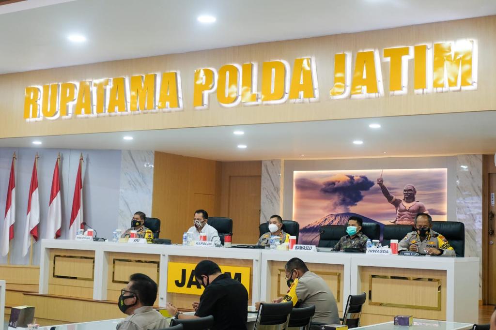 Kapolda Jatim, Irjen Pol Mohammad Fadil Imran, memimpin rapat koordinasi terkait Pilkada Serentak di Mapolda Jatim, Surabaya, Selasa 22 September 2020. (Foto: Dok. Polda Jatim)